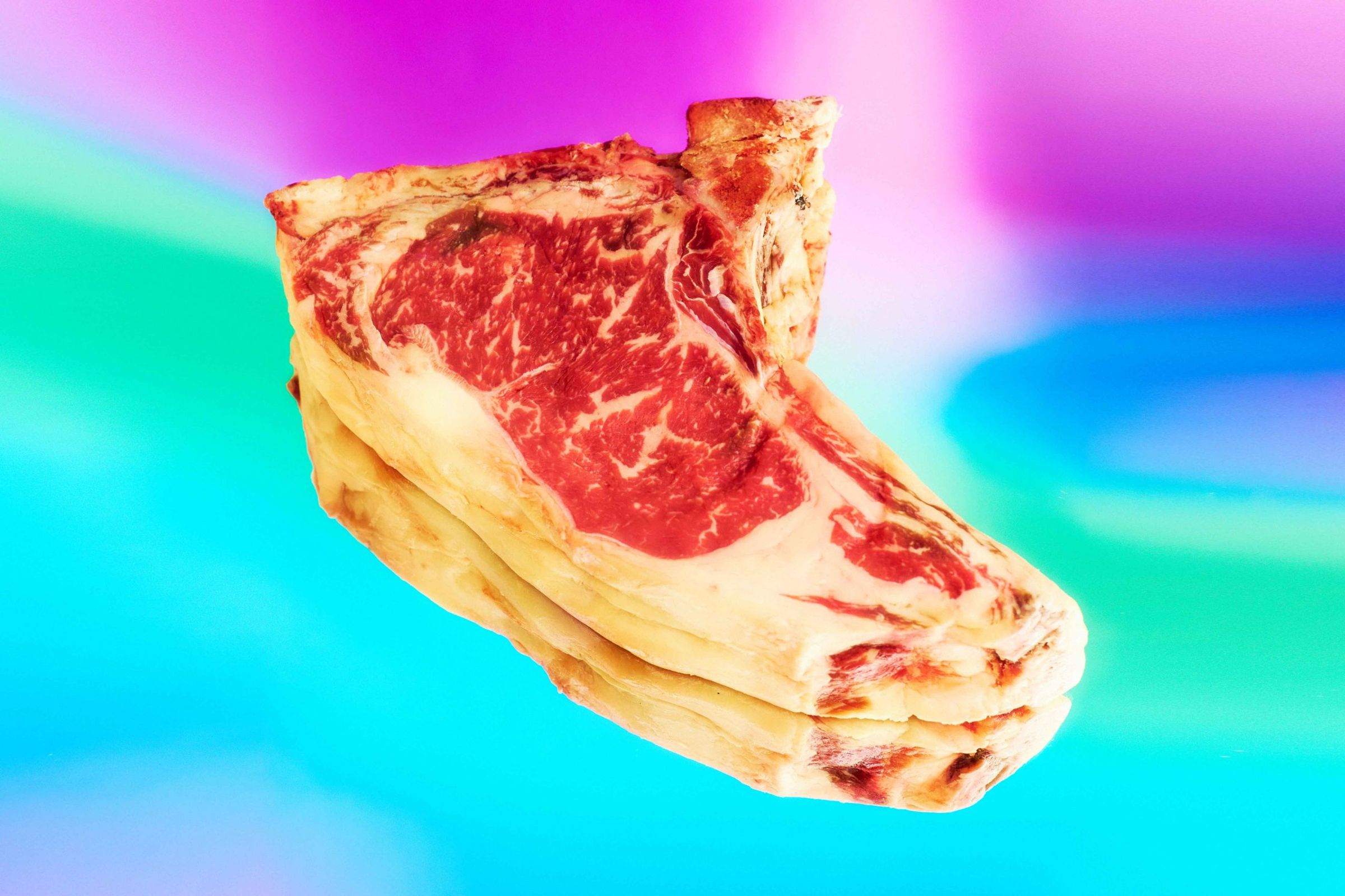 Costata di scottona frollata su fondo pop cromatico