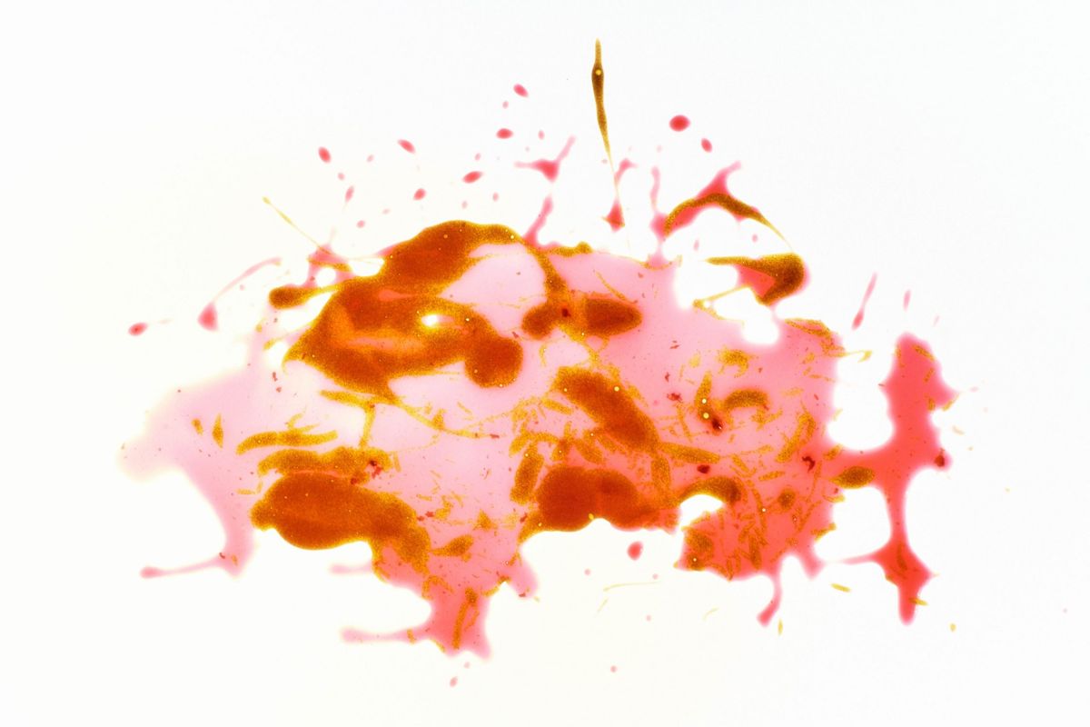 Schizzo di salsa su fondo rosa